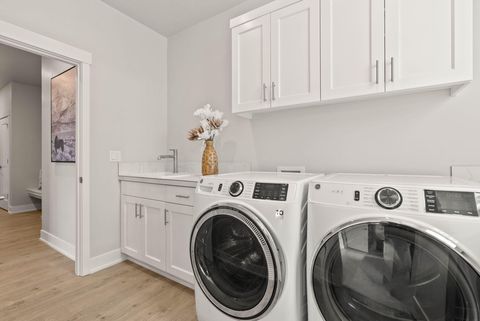 Tiny photo for 3843 NE Oakside Loop, Bend, OR 97701 (MLS # 220215377)