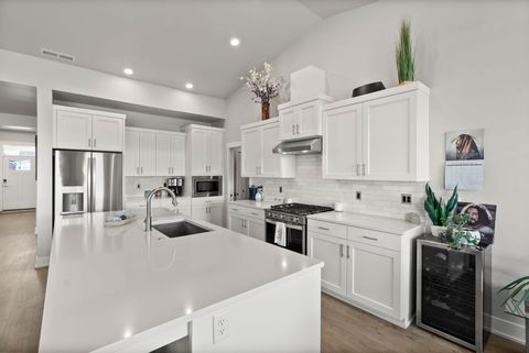 Tiny photo for 3843 NE Oakside Loop, Bend, OR 97701 (MLS # 220215377)