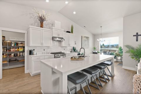 Tiny photo for 3843 NE Oakside Loop, Bend, OR 97701 (MLS # 220215377)