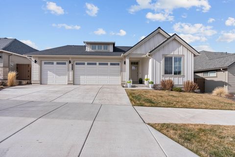 Tiny photo for 3843 NE Oakside Loop, Bend, OR 97701 (MLS # 220215377)