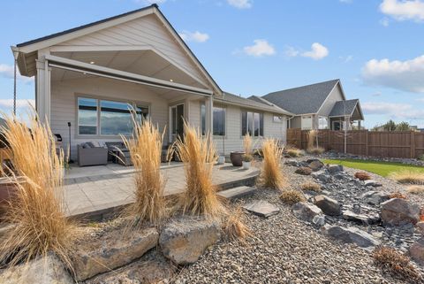 Tiny photo for 3843 NE Oakside Loop, Bend, OR 97701 (MLS # 220215377)