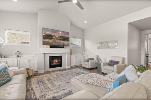 Tiny photo for 3843 NE Oakside Loop, Bend, OR 97701 (MLS # 220215377)