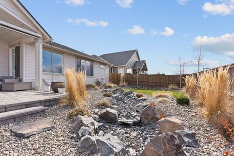 Tiny photo for 3843 NE Oakside Loop, Bend, OR 97701 (MLS # 220215377)