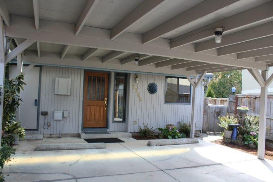 Cozy East Medford Townhouse. Close to shopping. Open floor plan, vaulted ceiling, master on bottom level. 2 Bedrooms upstairs or 1 Bedroom with office. Fenced back patio area fairly private.