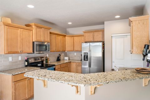 Tiny photo for 4176 SW 34th Street, Redmond, OR 97756 (MLS # 220221208)