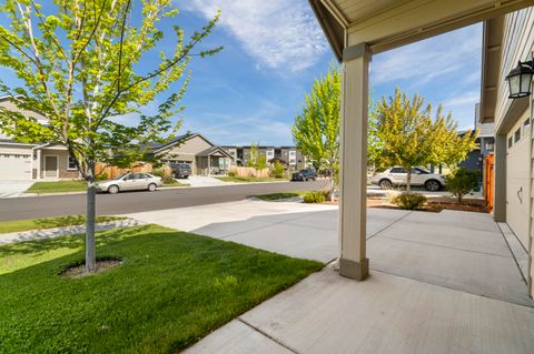 Tiny photo for 4176 SW 34th Street, Redmond, OR 97756 (MLS # 220221208)