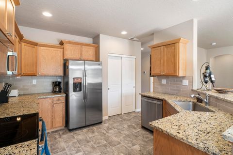 Tiny photo for 4176 SW 34th Street, Redmond, OR 97756 (MLS # 220221208)