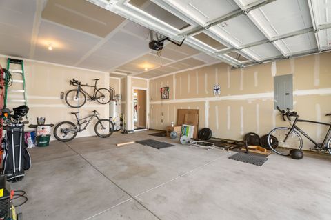 Tiny photo for 4176 SW 34th Street, Redmond, OR 97756 (MLS # 220221208)