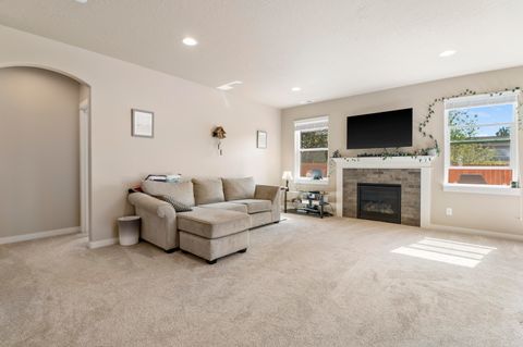 Tiny photo for 4176 SW 34th Street, Redmond, OR 97756 (MLS # 220221208)