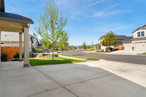 Tiny photo for 4176 SW 34th Street, Redmond, OR 97756 (MLS # 220221208)