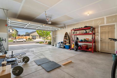 Tiny photo for 4176 SW 34th Street, Redmond, OR 97756 (MLS # 220221208)