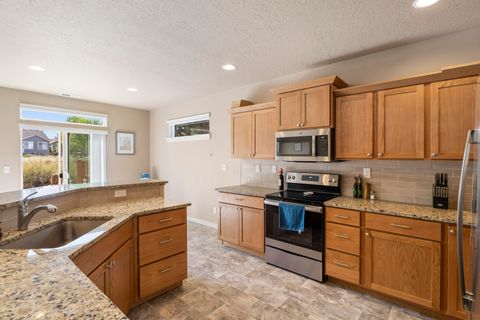 Tiny photo for 4176 SW 34th Street, Redmond, OR 97756 (MLS # 220221208)