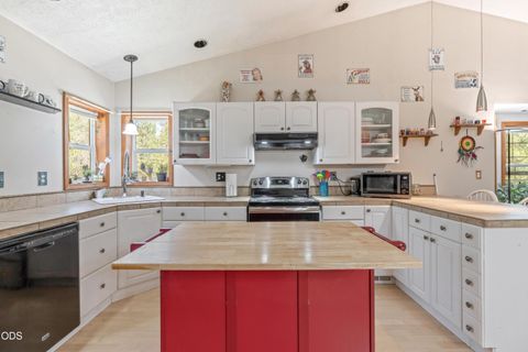 Tiny photo for 53621 Woodchuck Drive, La Pine, OR 97739 (MLS # 220224529)