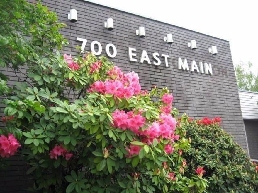 Great East Medford location. Private office with wet bar & private restroom. Common area/Foyer with common restroom that is maintained by the landlord. Ample off street parking. If space is available on canned sign, tenant can pay for their own signage. Landlord pays electricity, water, sewer & garbage.