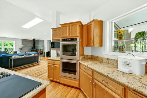 Tiny photo for 1230 Westmont Drive, Jacksonville, OR 97530 (MLS # 220219949)