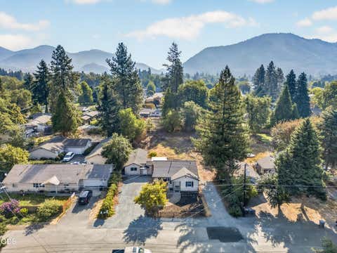 Photo of 1409 Florence Lane, Grants Pass, OR 97527 (MLS # 220227483)