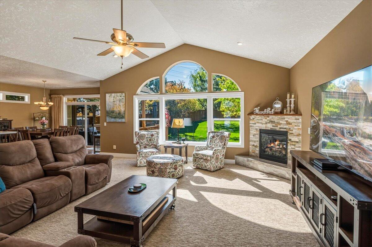 4010 SW Majestic Avenue