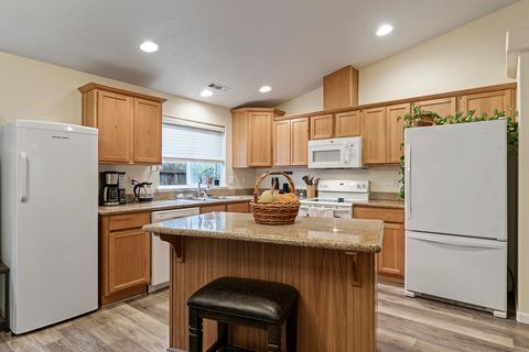 Tiny photo for 7890 27th Street, White City, OR 97503 (MLS # 220213991)