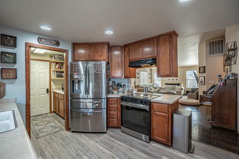 Tiny photo for 436 Vick Lane, Medford, OR 97501 (MLS # 220217409)