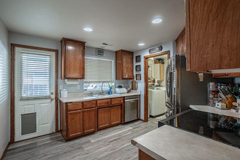 Tiny photo for 436 Vick Lane, Medford, OR 97501 (MLS # 220217409)