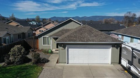 Photo of 436 Vick Lane, Medford, OR 97501 (MLS # 220217409)
