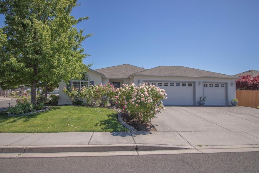 Desirable Home in New Haven Estates. Single Level Three Bedroom, Two Bath with Split Floor Plan. Vaulted Ceiling in Great Room with Custom Built-in Cabinets. Master Bedroom w/walk-in closet. Finished Three-Car Garage. Professionally landscaped and maintained. Corner lot for access to Yard.