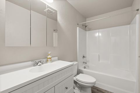 Tiny photo for 7837 Jacqueline Way, White City, OR 97503 (MLS # 220217359)