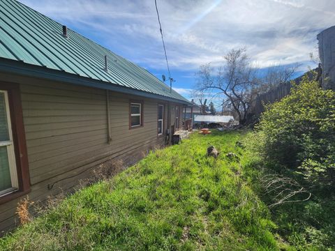 Tiny photo for 824 Grant Street, Klamath Falls, OR 97601 (MLS # 220217533)