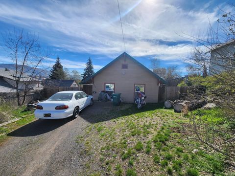 Photo of 824 Grant Street, Klamath Falls, OR 97601 (MLS # 220217533)