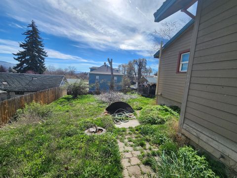 Tiny photo for 824 Grant Street, Klamath Falls, OR 97601 (MLS # 220217533)