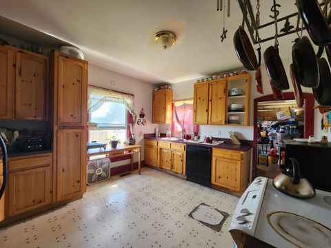 Tiny photo for 824 Grant Street, Klamath Falls, OR 97601 (MLS # 220217533)