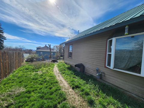 Tiny photo for 824 Grant Street, Klamath Falls, OR 97601 (MLS # 220217533)