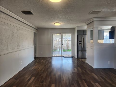 Tiny photo for 402 Emerald Circle, Medford, OR 97501 (MLS # 220213238)