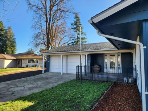 Photo of 402 Emerald Circle, Medford, OR 97501 (MLS # 220213238)