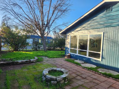 Tiny photo for 402 Emerald Circle, Medford, OR 97501 (MLS # 220213238)