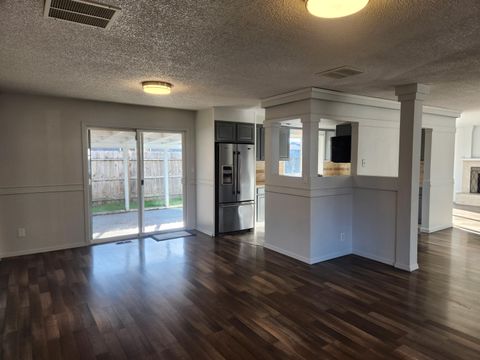 Tiny photo for 402 Emerald Circle, Medford, OR 97501 (MLS # 220213238)