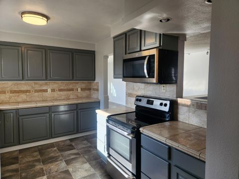 Tiny photo for 402 Emerald Circle, Medford, OR 97501 (MLS # 220213238)