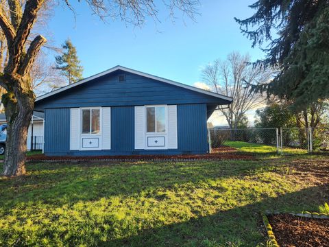 Tiny photo for 402 Emerald Circle, Medford, OR 97501 (MLS # 220213238)