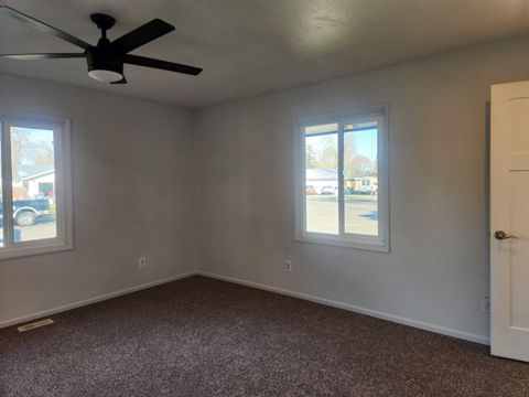 Tiny photo for 402 Emerald Circle, Medford, OR 97501 (MLS # 220213238)