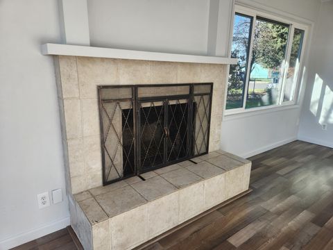 Tiny photo for 402 Emerald Circle, Medford, OR 97501 (MLS # 220213238)