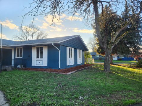 Tiny photo for 402 Emerald Circle, Medford, OR 97501 (MLS # 220213238)