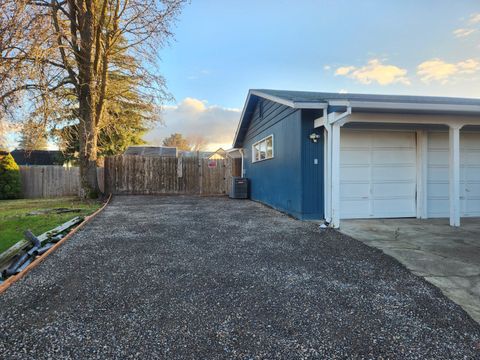 Tiny photo for 402 Emerald Circle, Medford, OR 97501 (MLS # 220213238)