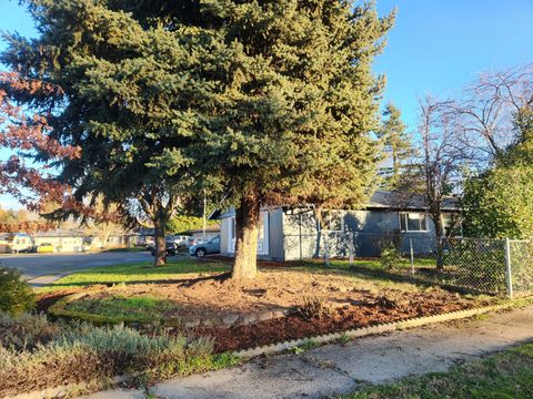 Tiny photo for 402 Emerald Circle, Medford, OR 97501 (MLS # 220213238)