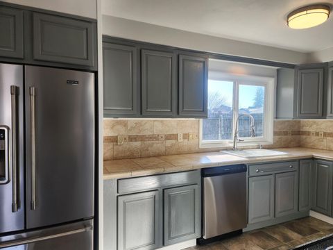 Tiny photo for 402 Emerald Circle, Medford, OR 97501 (MLS # 220213238)