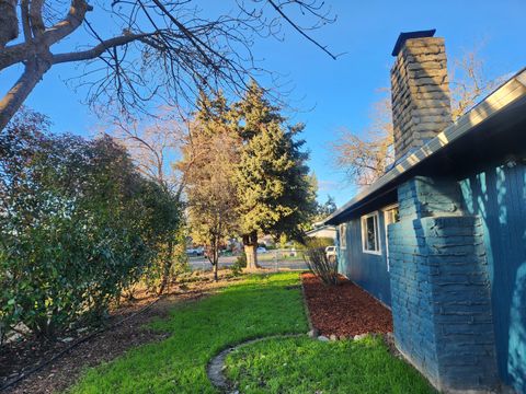 Tiny photo for 402 Emerald Circle, Medford, OR 97501 (MLS # 220213238)