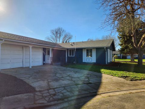 Tiny photo for 402 Emerald Circle, Medford, OR 97501 (MLS # 220213238)