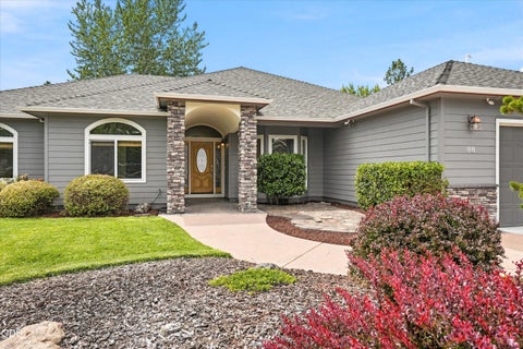 Photo of 88 Pineridge Lane, Eagle Point, OR 97524 (MLS # 220224374)
