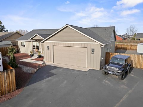 Tiny photo for 220 NW 28th Street, Redmond, OR 97756 (MLS # 220219661)