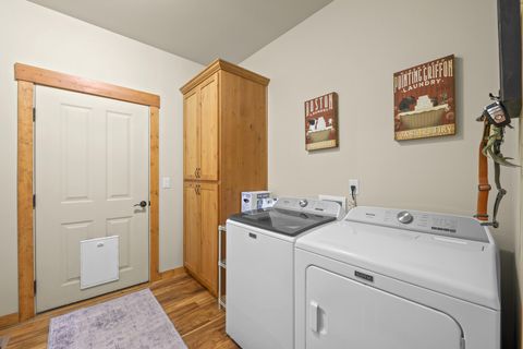 Tiny photo for 220 NW 28th Street, Redmond, OR 97756 (MLS # 220219661)