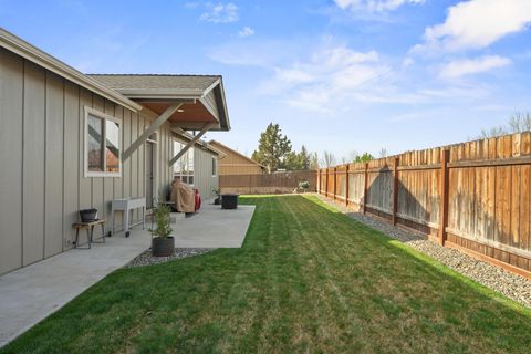 Tiny photo for 220 NW 28th Street, Redmond, OR 97756 (MLS # 220219661)
